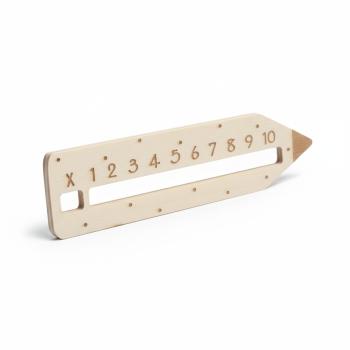 Personalisiertes 1x1‑Lernbrett aus Holz mit graviertem Namen und passender Lesehilfe im Bleistift‑Design.